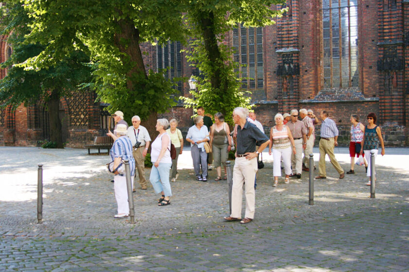 Touristen auf dem Katharienkirchplatz