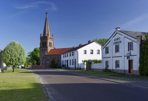 Kirche und Kunstschmiede in Wust © Boettcher