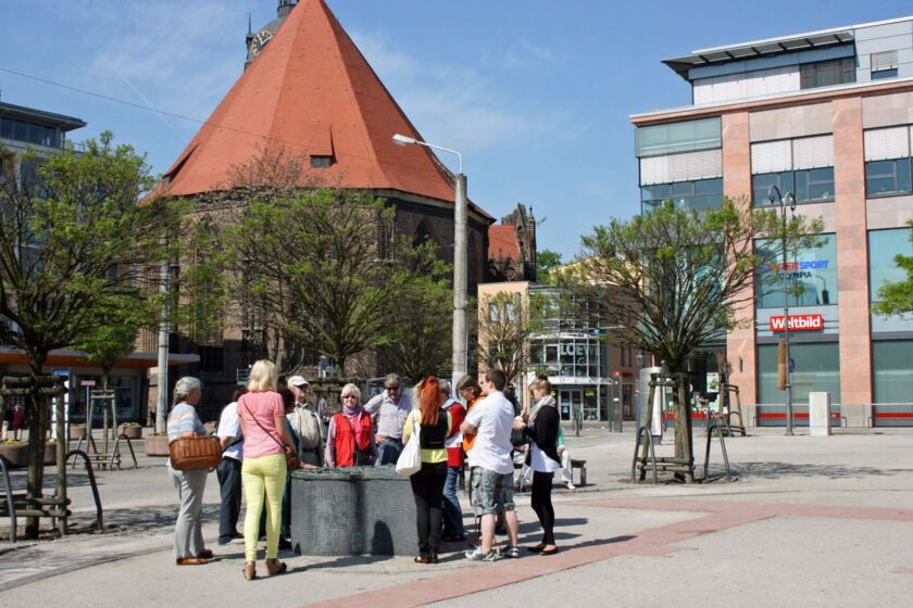 Menschen auf dem Neustadt Markt in Brandenburg an der Havel © STG