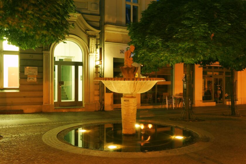 Bollmannbrunnen am Abend in Brandenburg an der Havel © Boettcher