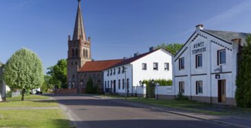 Kirche und Kunstschmiede in Wust © Boettcher