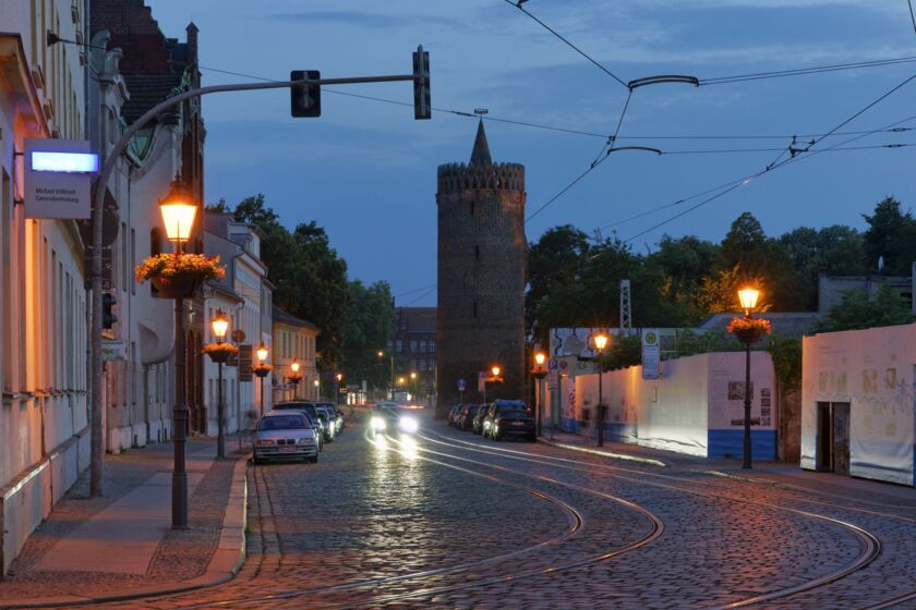 Plauer Torturm am Abend in Brandenburg an der Havel © Boettcher