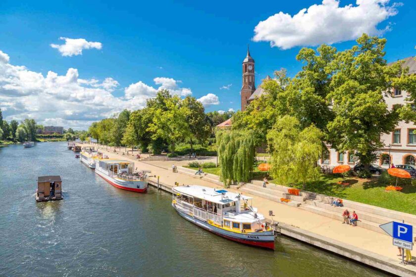 Salzhofufer mit dem Fahrgastschiffen in Brandenburg an der Havel © Martin Viertel