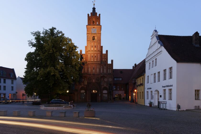 Rathaus am Abend am Altstadt Markt in Brandenburg an der Havel © Boettcher