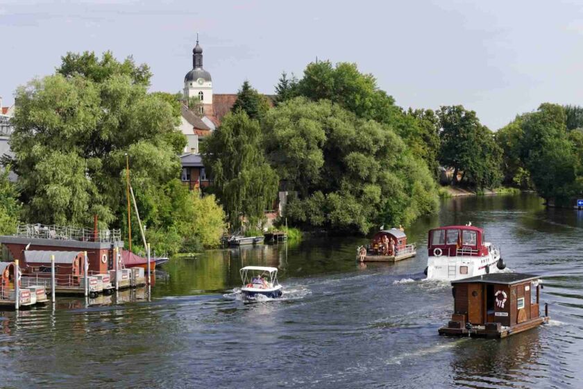 Hausboote auf der Havel mit Blick auf die Gotthardtkirche in Brandenburg an der Havel © Boettcher