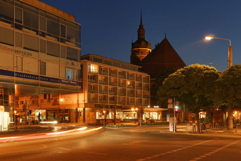 Neustädtischer Markt am Abend mit Blick auf die Katharinenkirche in Brandenburg an der Havel © Boettcher