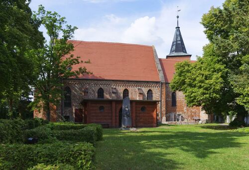 Plauer Kirche und Friedhof © Boettcher