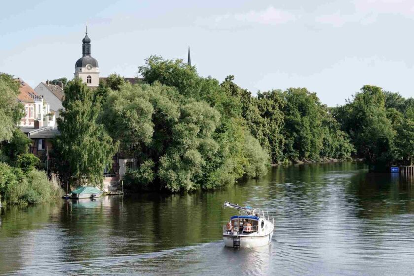 Auf der Havel mit Blick auf die Gotthardtkirche in Brandenburg an der Havel © Boettcher