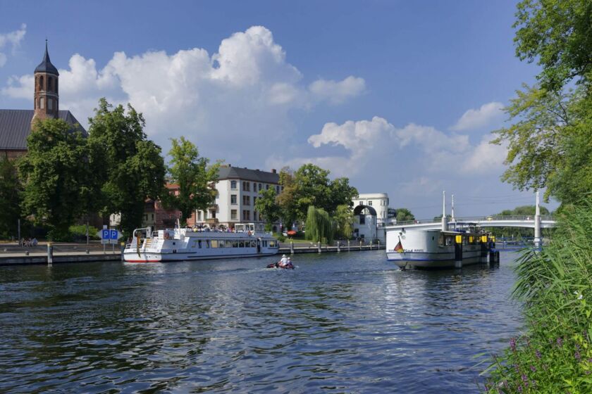 Fahrgastschiffe in Richtung Jahrtausendbrücke in Brandenburg an der Havel © Boettcher