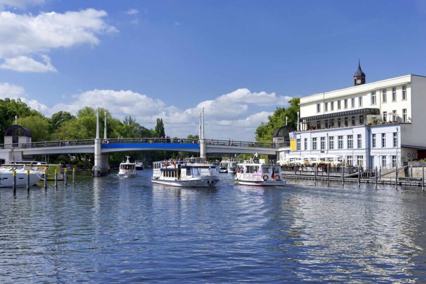 Fahrgastschiffe in Richtung Jahrtausendbrücke in Brandenburg an der Havel © Boettcher