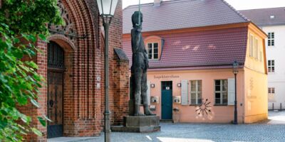 Roland vor dem Rathaus und dem Restaurant Inspektorenhaus in Brandenburg an der Havel © Boettcher