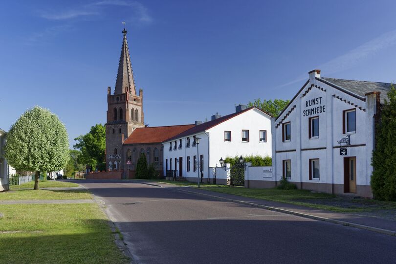 Kirche und Kunstschmiede in Wust © Boettcher