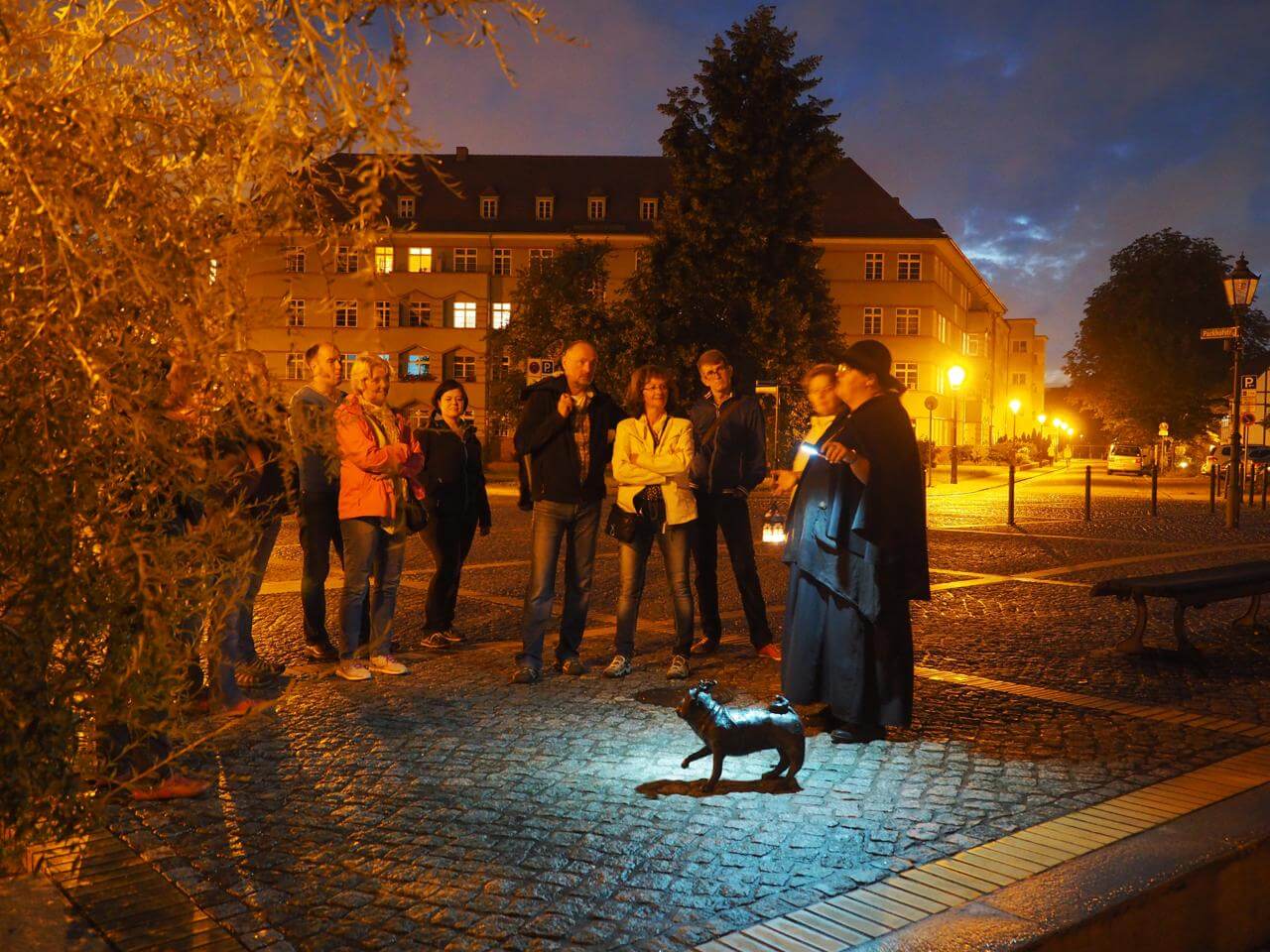 Touristen wird der Waldmops in der Hammerstraße auf dem Nachtwächterrundgang präsentiert.