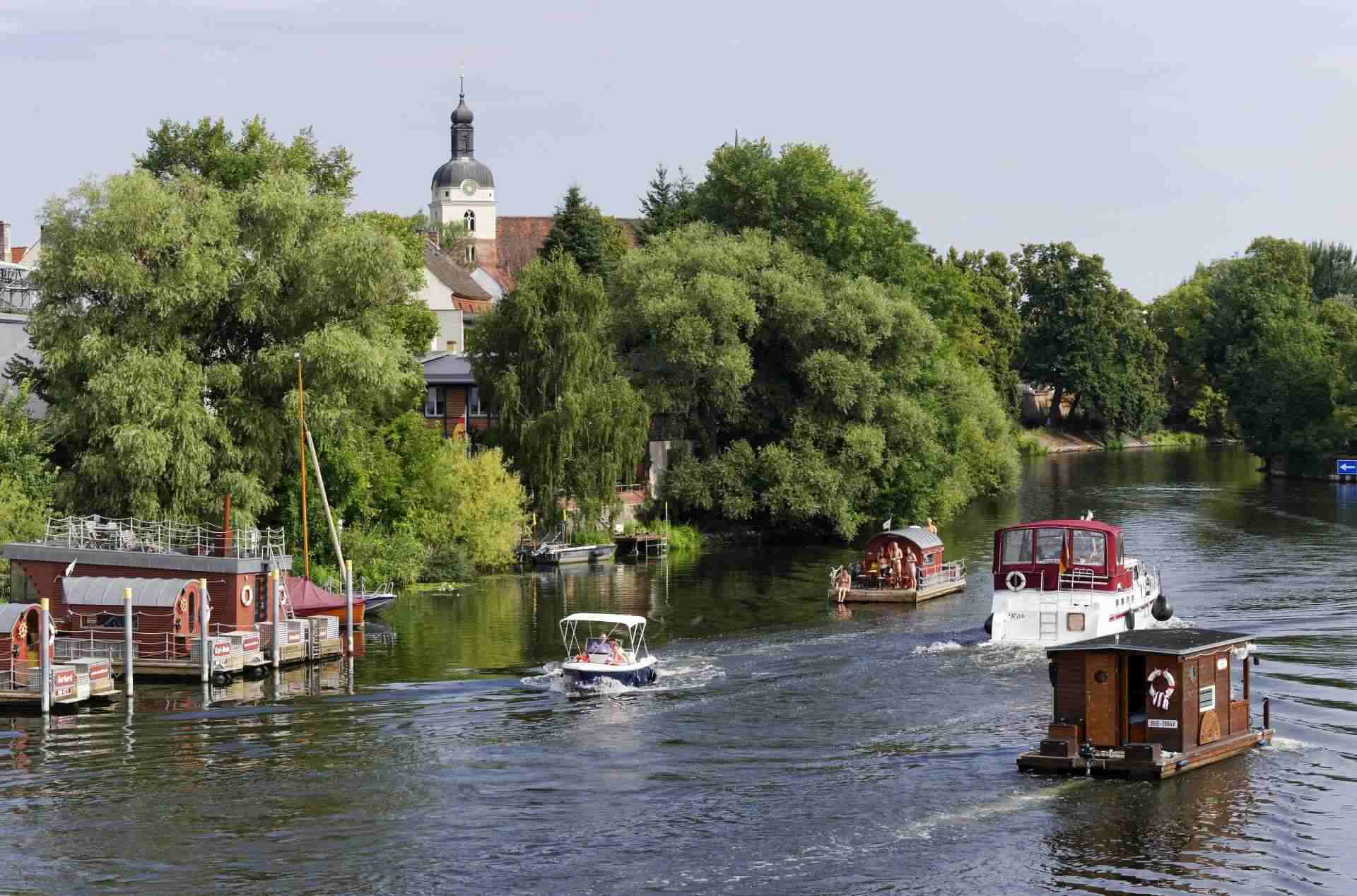 Hausboote auf der Havel mit Blick auf die Gotthardtkirche in Brandenburg an der Havel © Boettcher