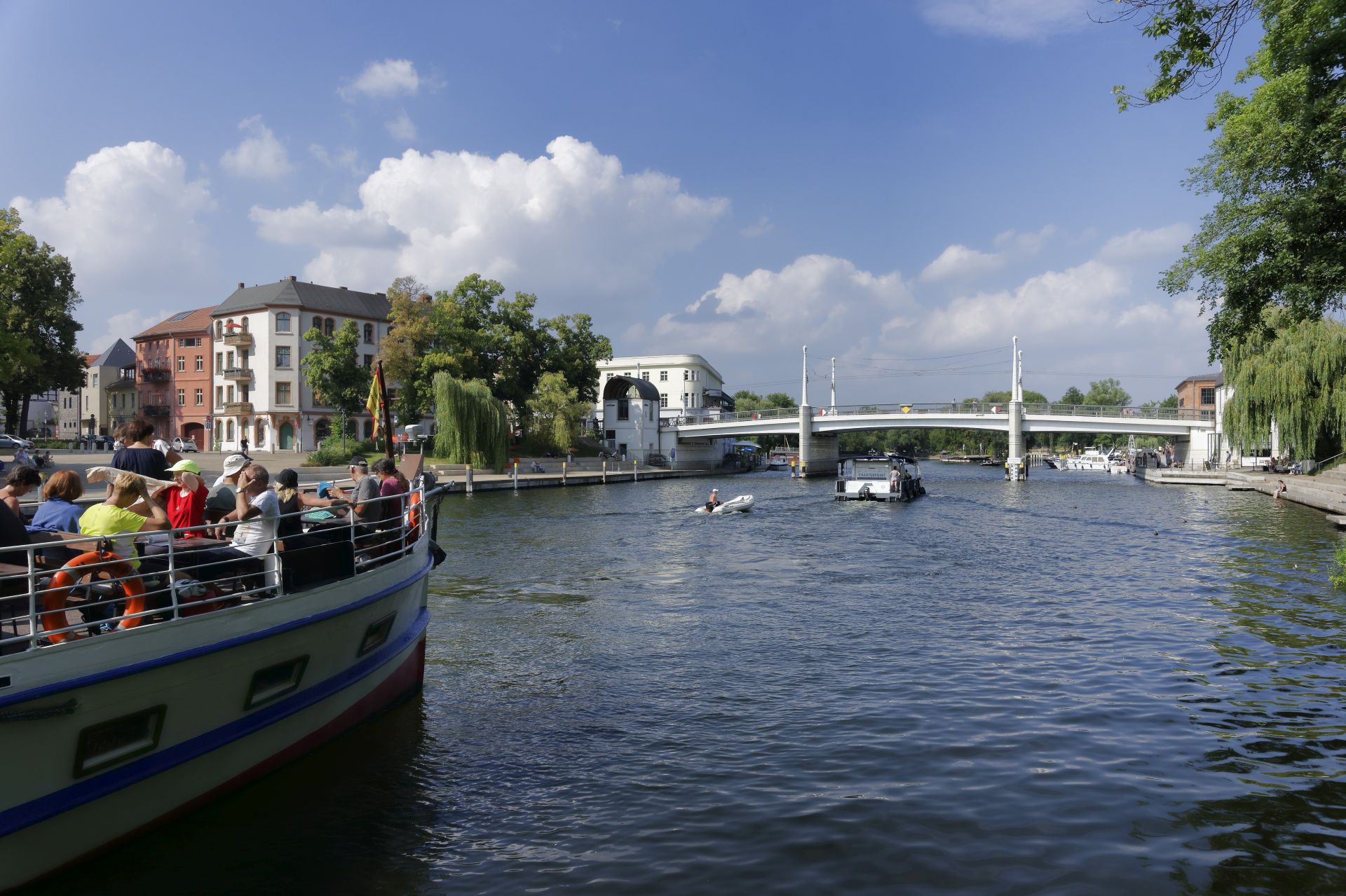 Fahrgastschiff in Richtung Jahrtausendbrücke in Brandenburg an der Havel © Boettcher