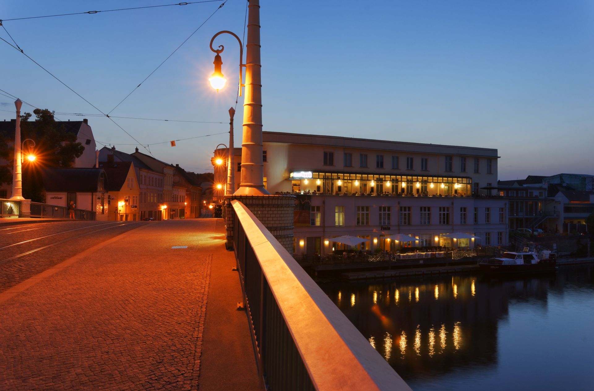 Jahrtausendbruecke am Abend Blick in Richtung Fontane Klub in Brandenburg an der Havel © Boettcher