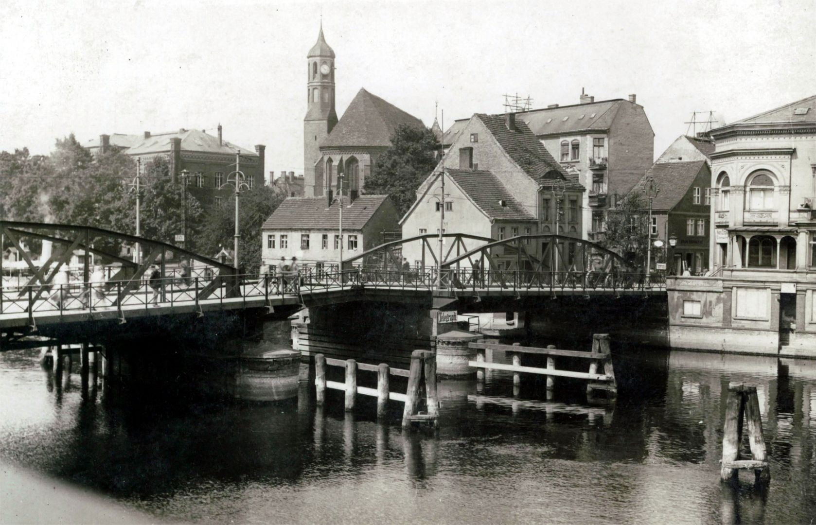 Blick auf die Jahrtausendbruecke in Brandenburg an der Havel Richtung Salzhofufer und Johanniskirche © Stadtarchiv