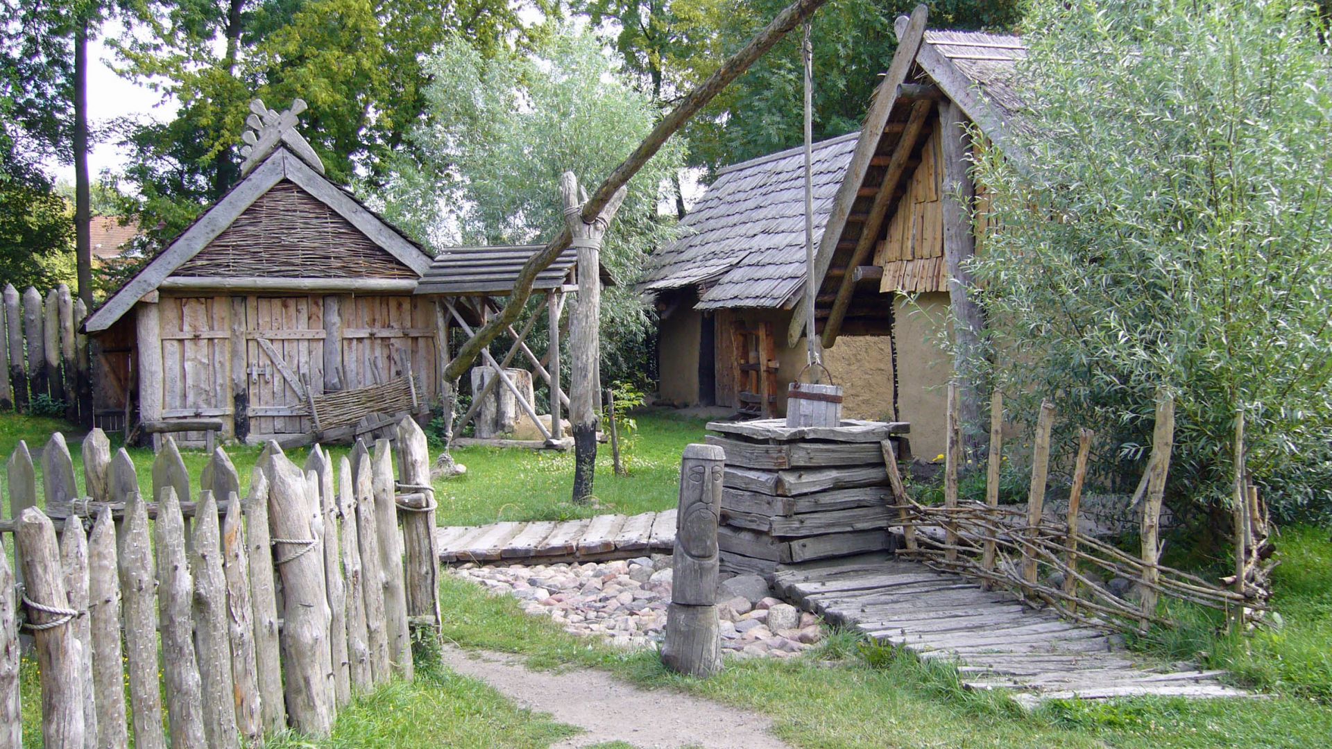 Hütten und Brunnen im Slawendorf C Böttcher