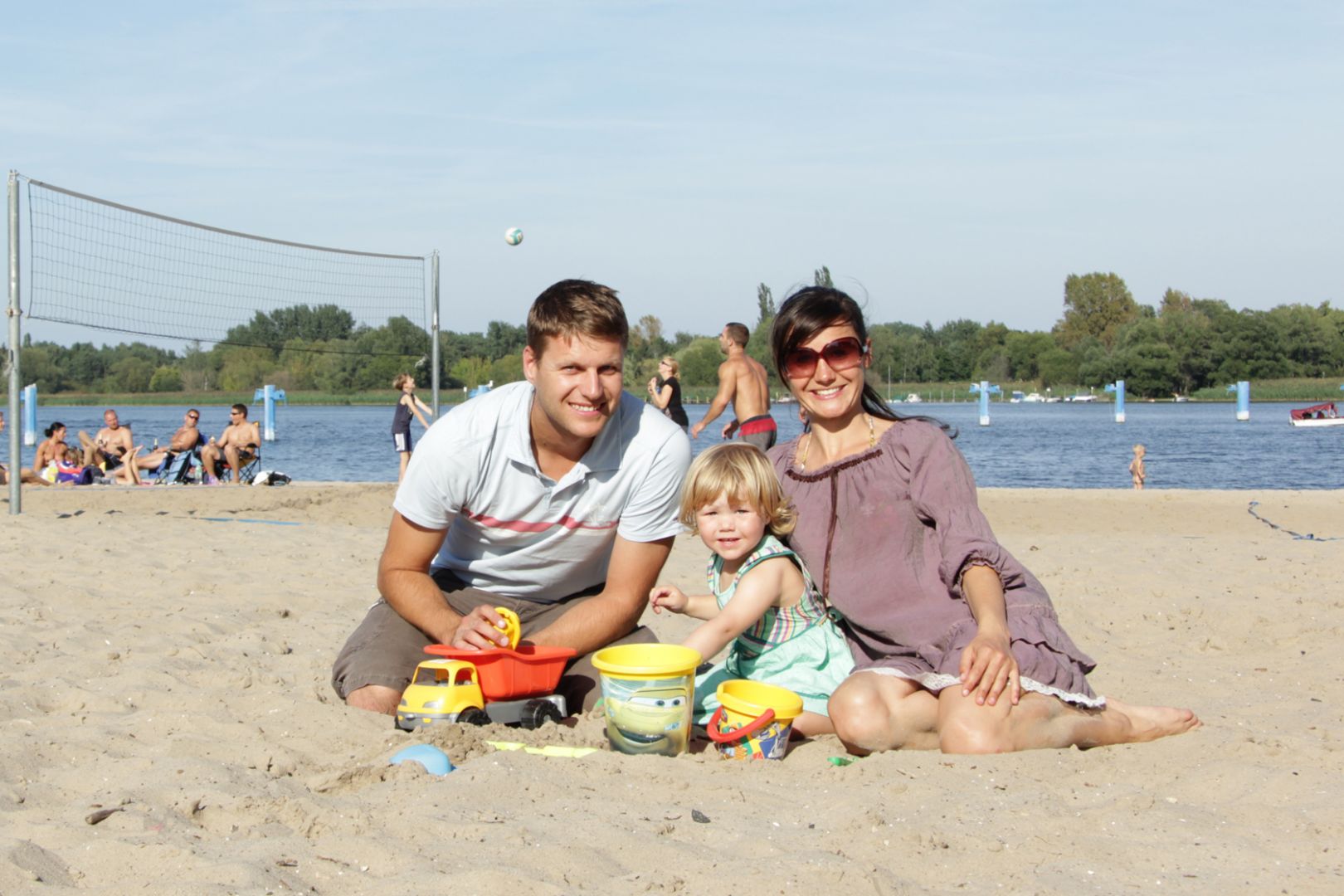 Familie am Badestrand Grillendamm