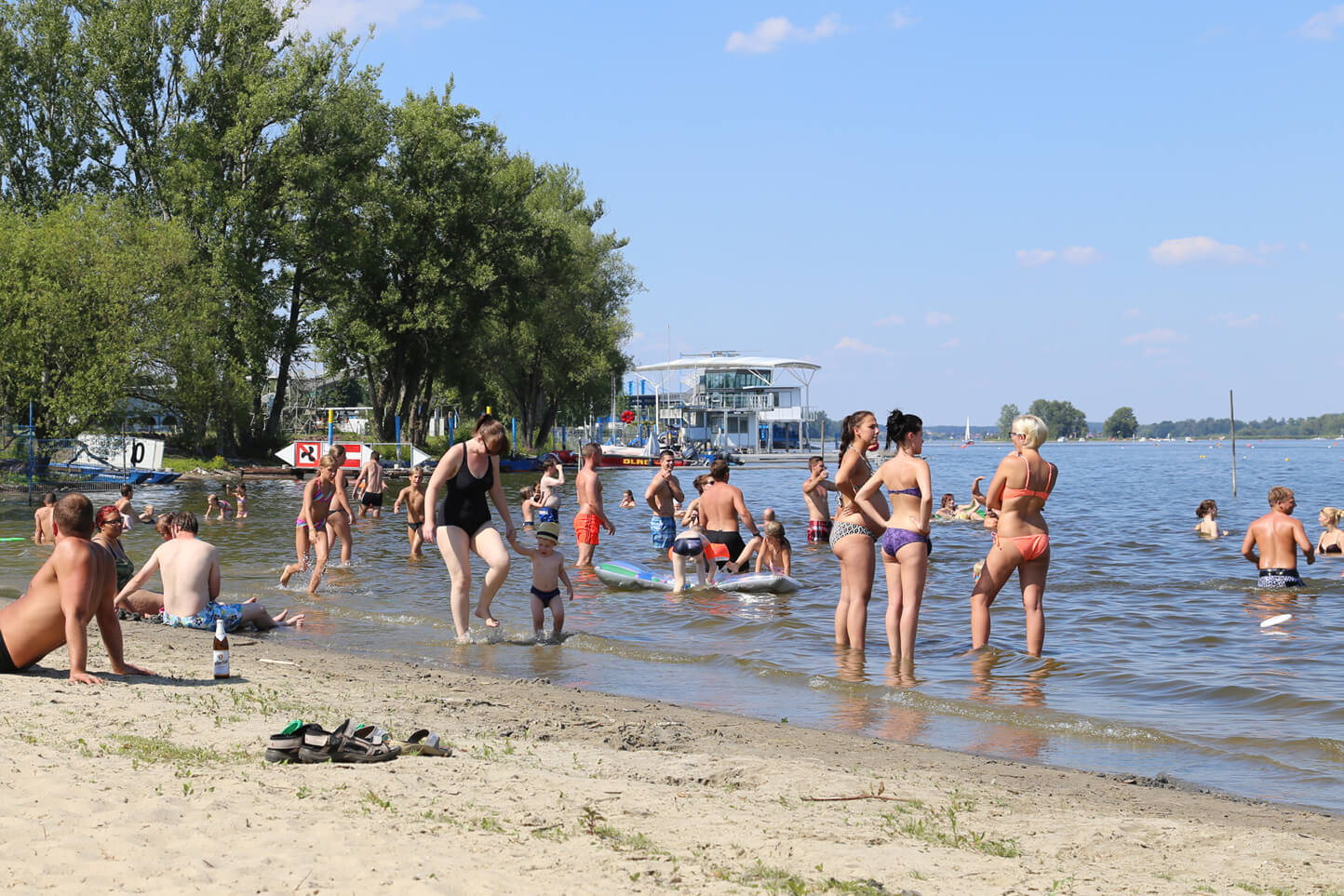 Badestrand Massowburg und Richterturm der Regattastrecke